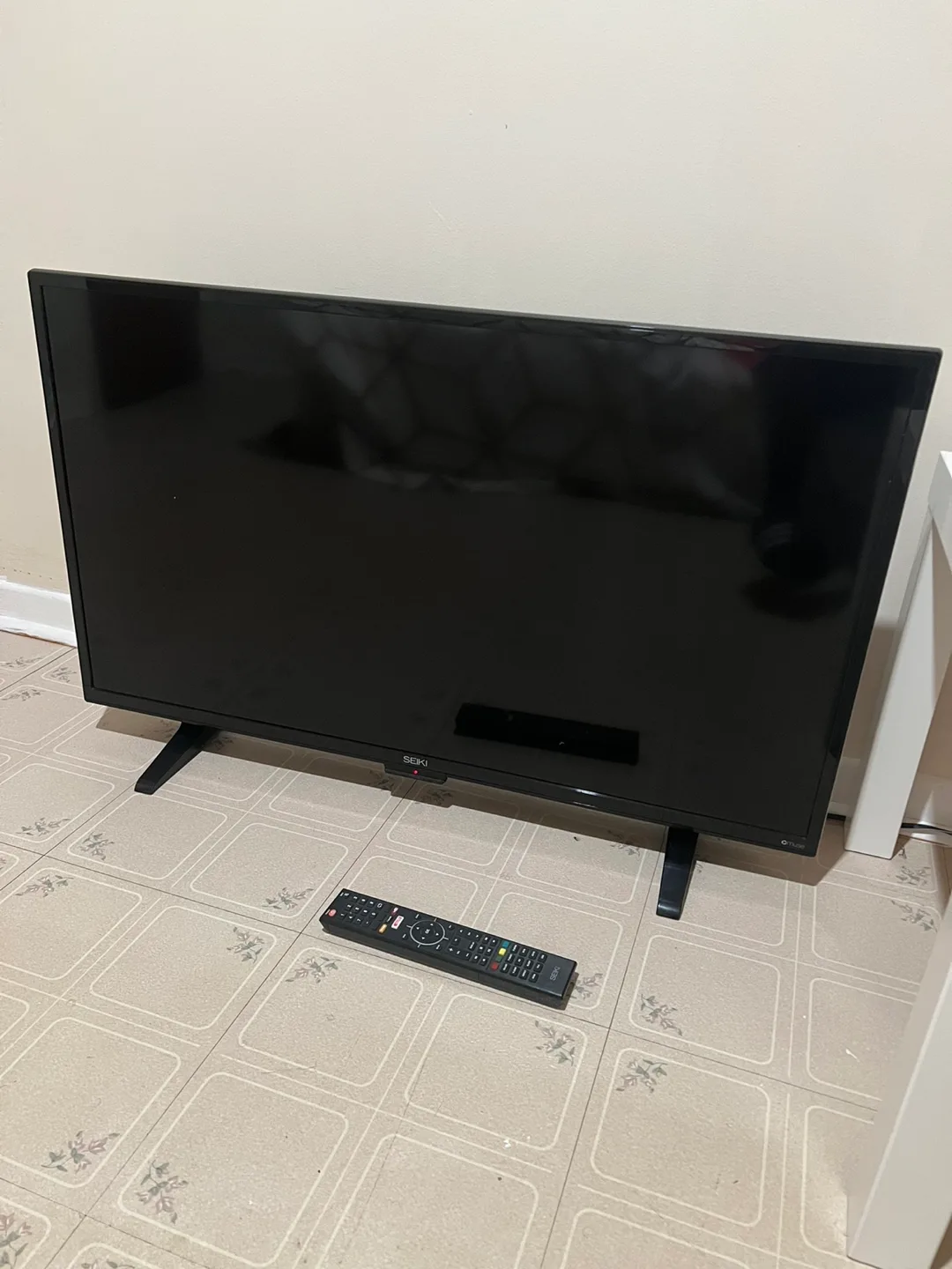 Seiki 32 inch LED HDTV image indicator(2)