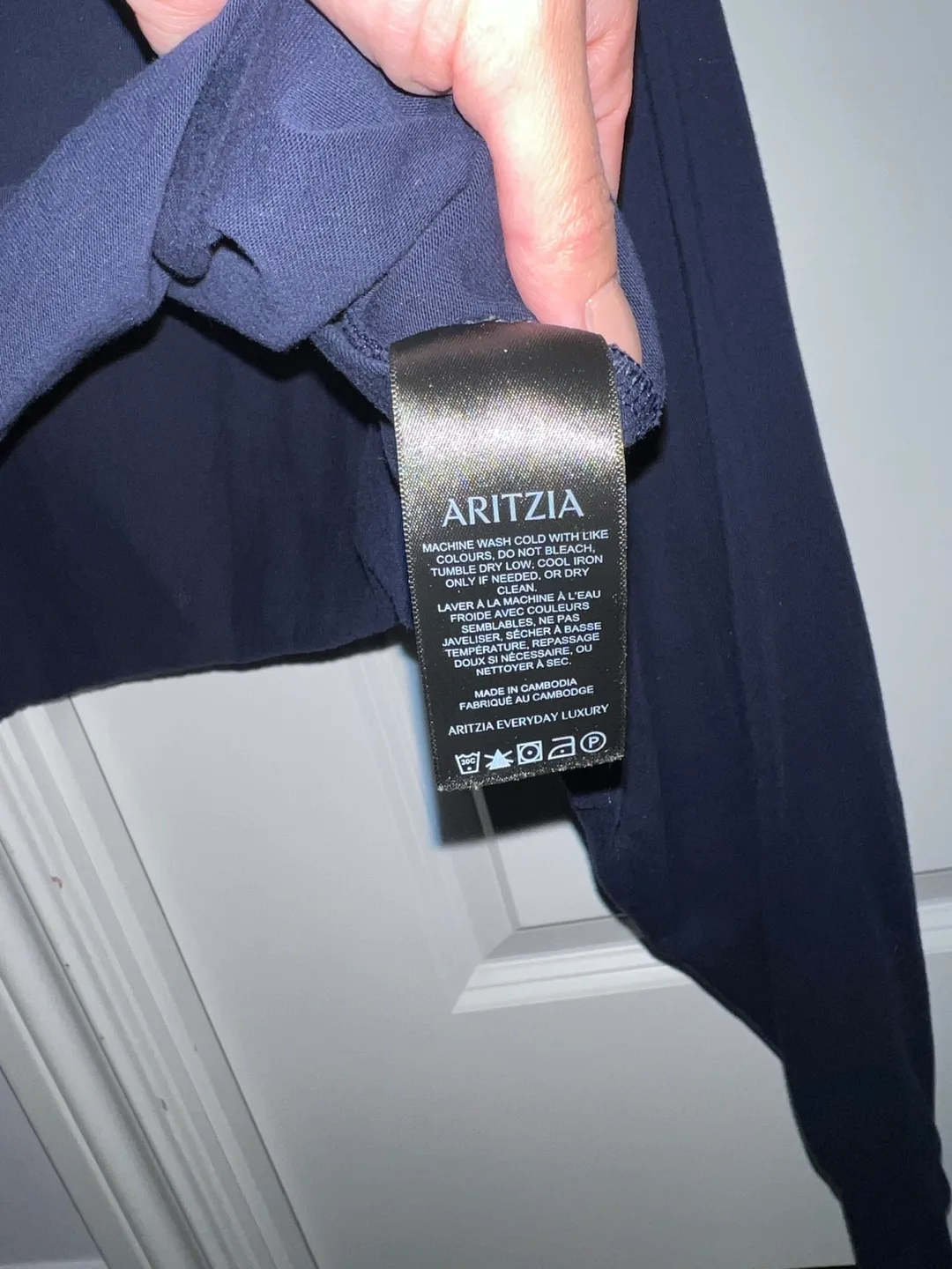 Aritzia Long Sleeve Cropped T-Shirt image indicator(2)