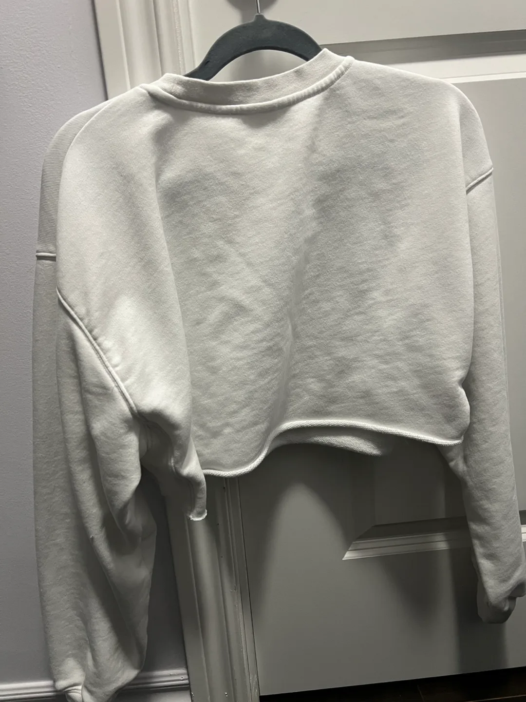 Aritzia White Cropped Crewneck Sweatshirt Size 2 image indicator(4)