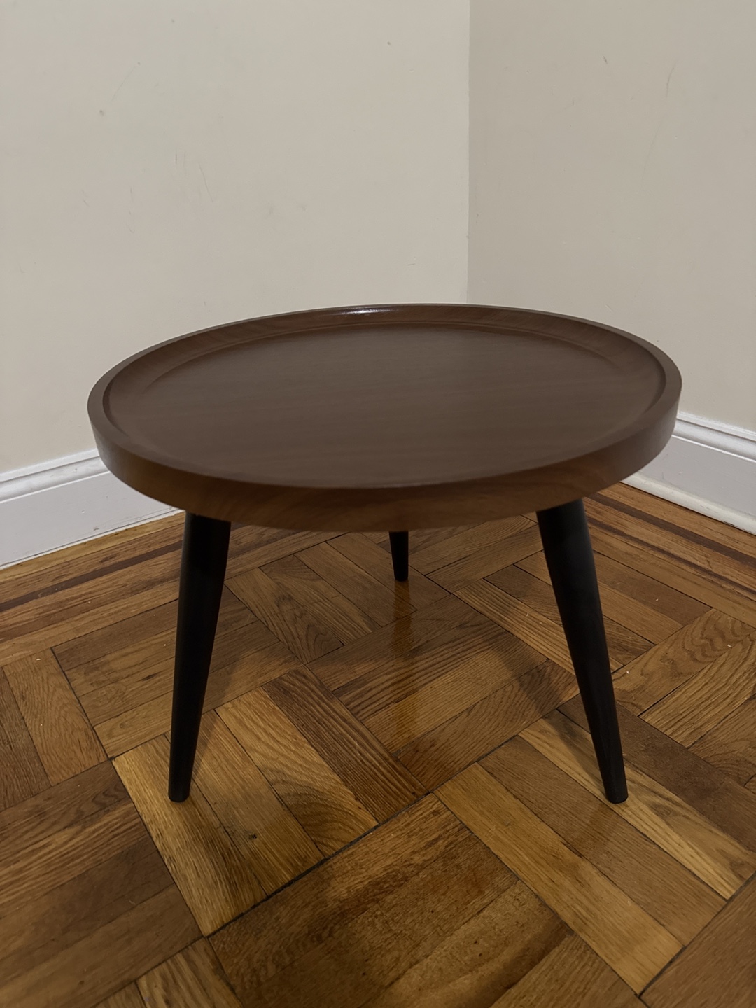 Round Side Table with Black Legs