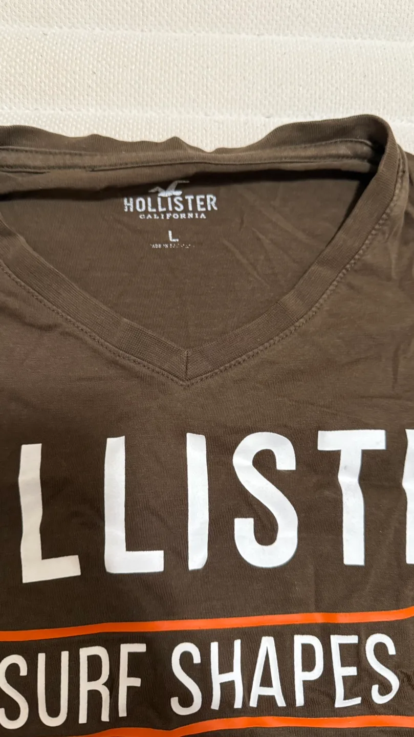 Hollister Surf Shapes V-Neck T-Shirt - Size Large image indicator(2)