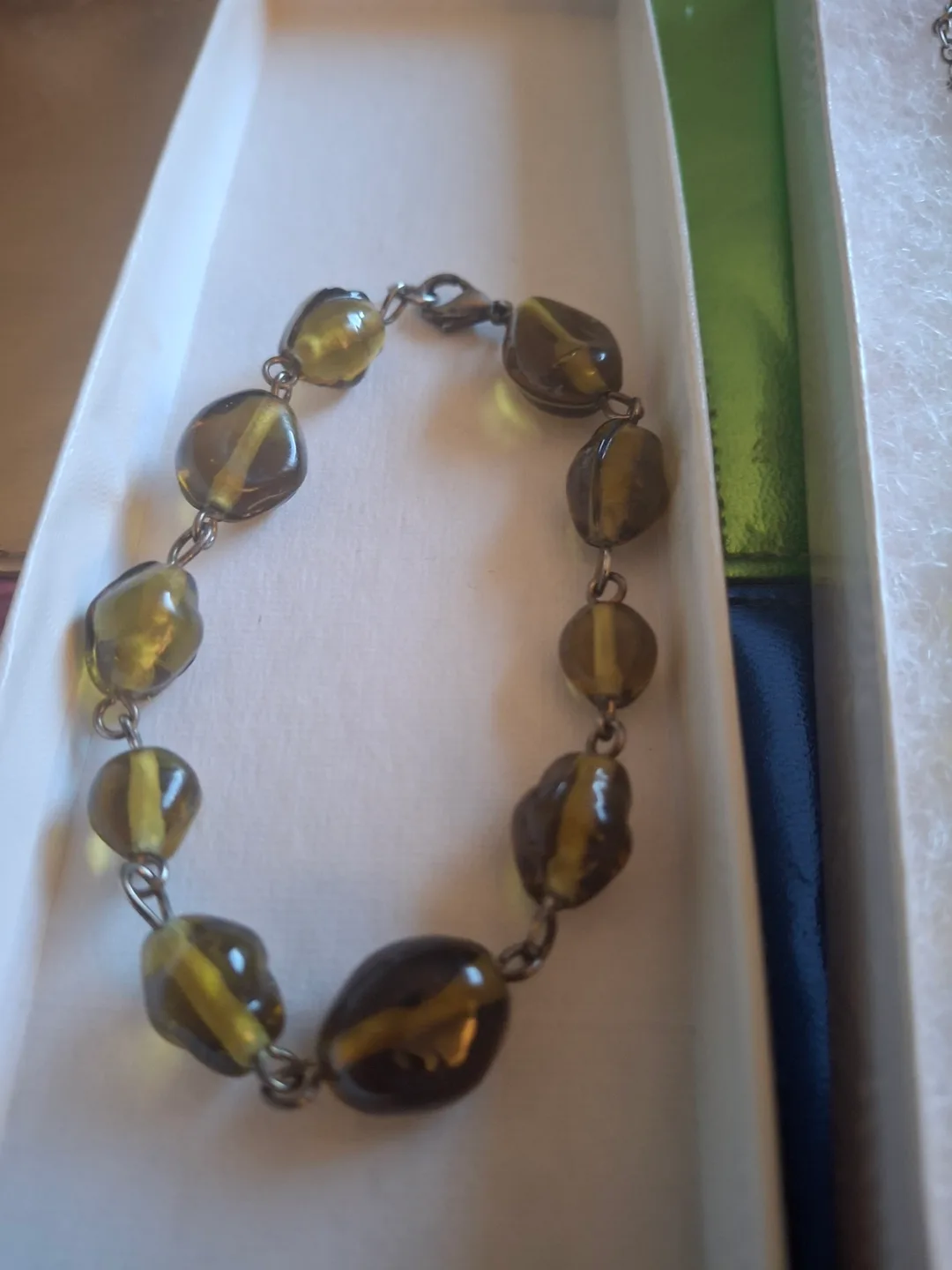 Green necklace and bracelet set image indicator(3)