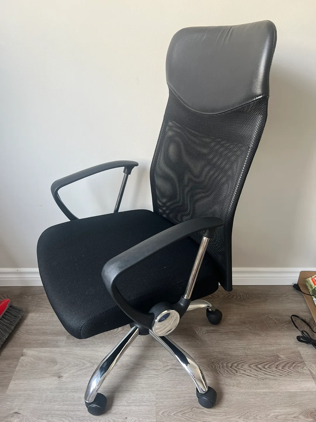 Black Mesh Office Chair with Chrome Base image indicator(2)