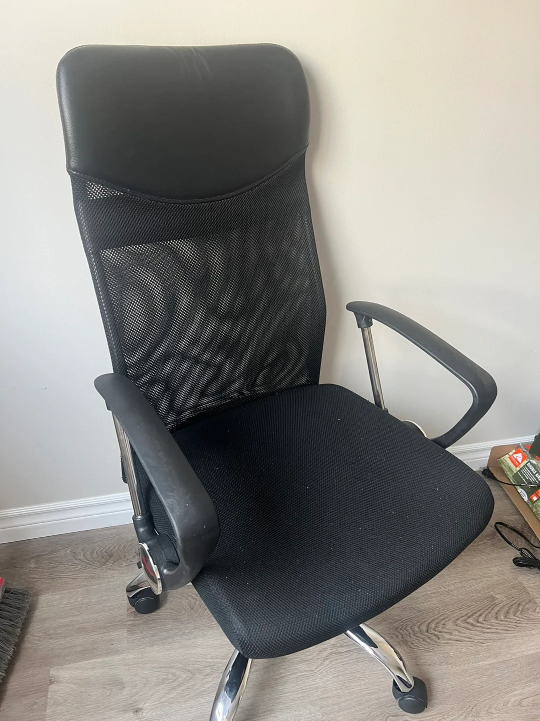 Black Mesh Office Chair with Chrome Base image indicator(3)