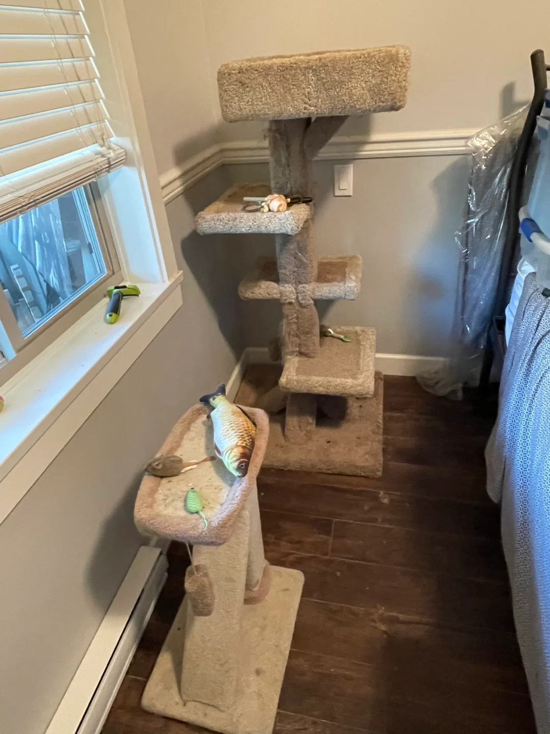 Cat Tree with Toys image indicator(2)