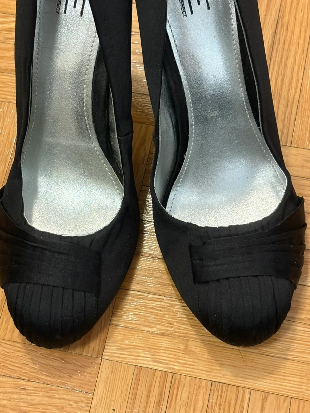Black Satin High Heels Size 8.5 image indicator(2)