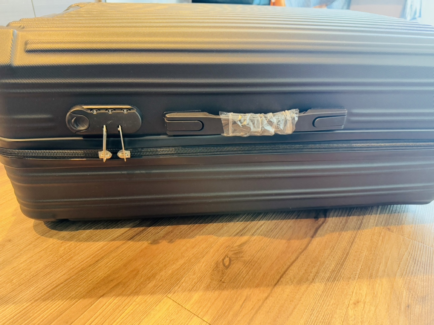 Large Black Suitcase with TSA Lock - photo 4