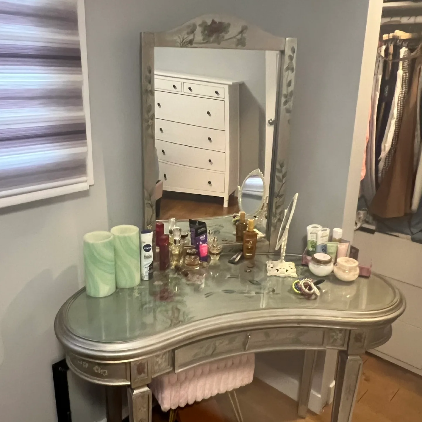 Vintage Vanity Set with Mirror image indicator(3)