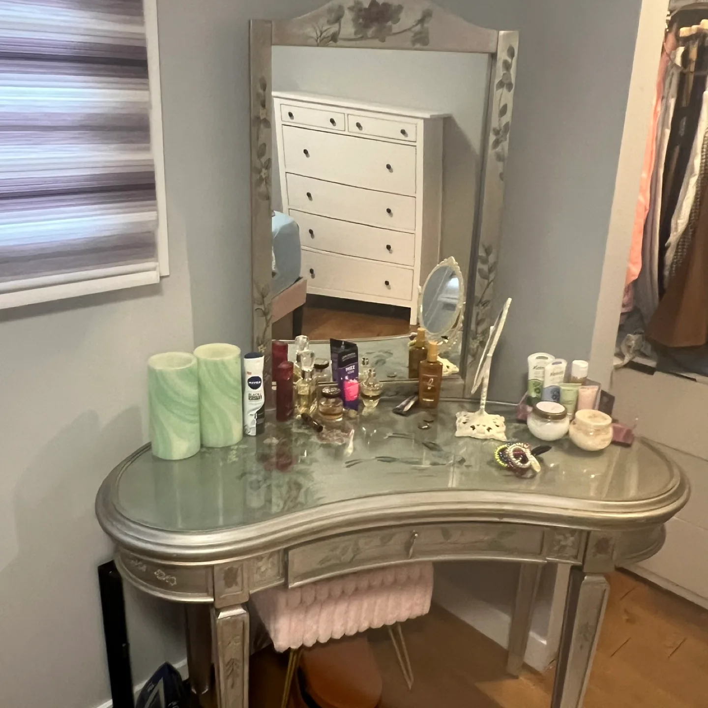 Vintage Vanity Set with Mirror image indicator(2)