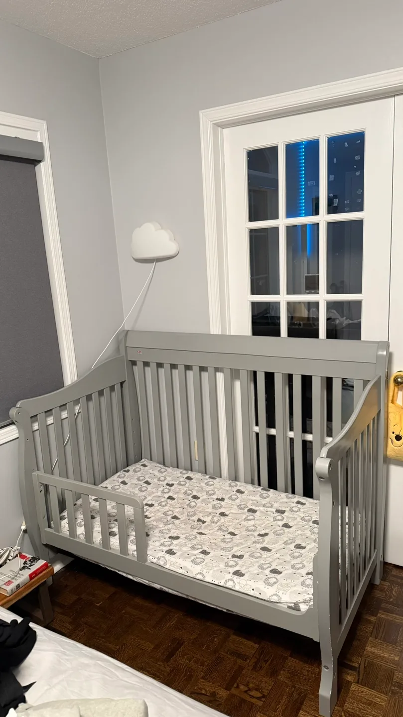 Grey 3 in 1 Convertible Crib image indicator(3)