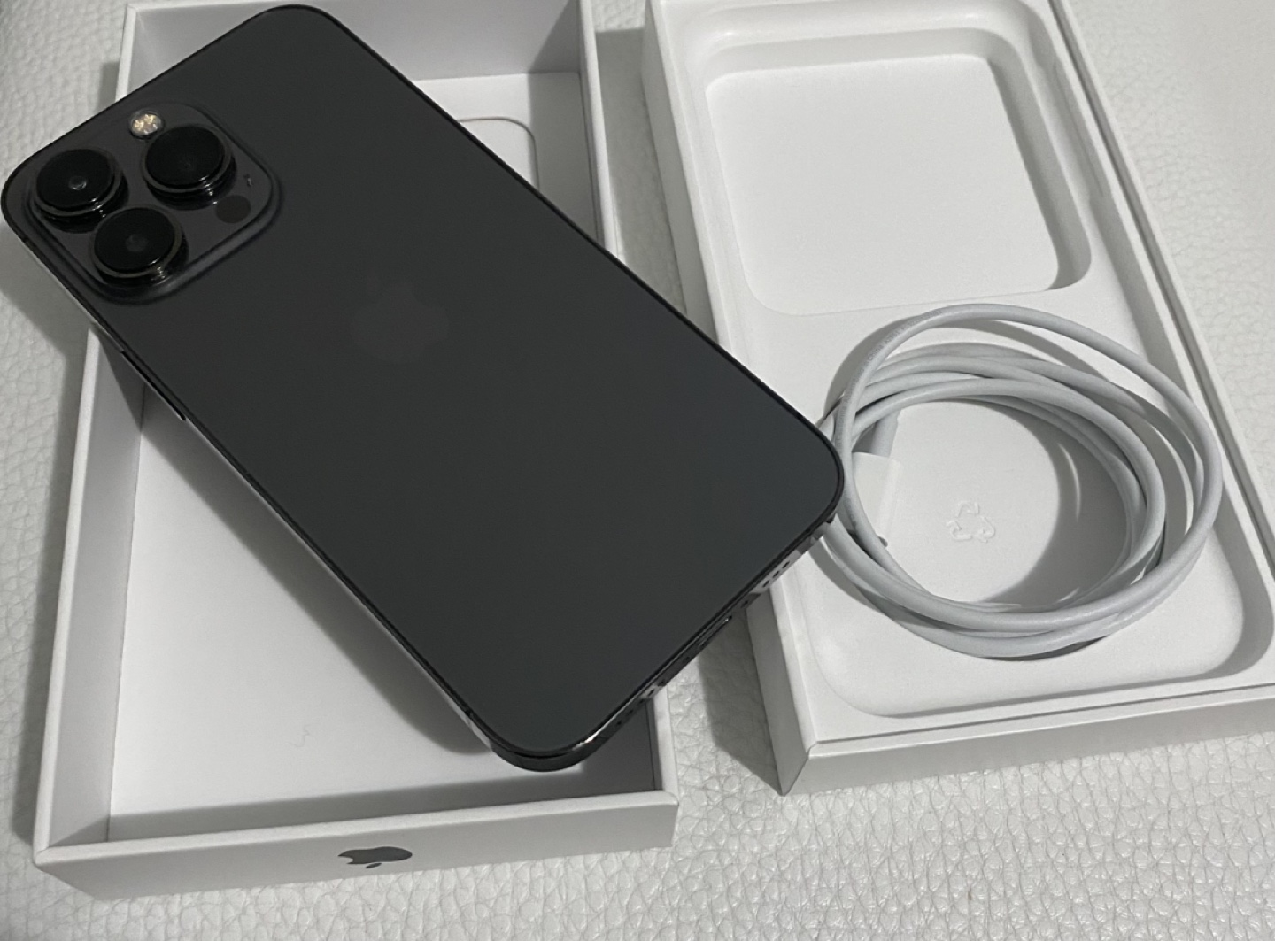 iphone 13 pro - like new!
