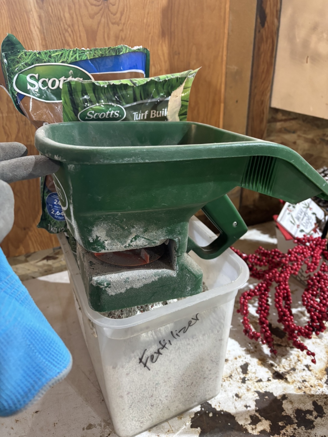 Scotts Turf Builder Fertilizer Spreader with Fertilizer - photo 3