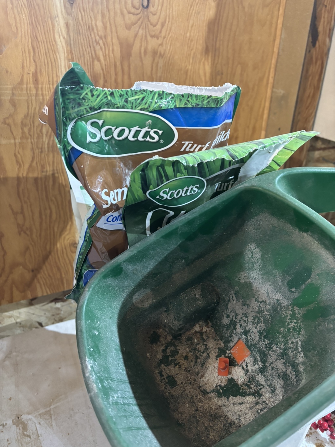 Scotts Turf Builder Fertilizer Spreader with Fertilizer - photo 2