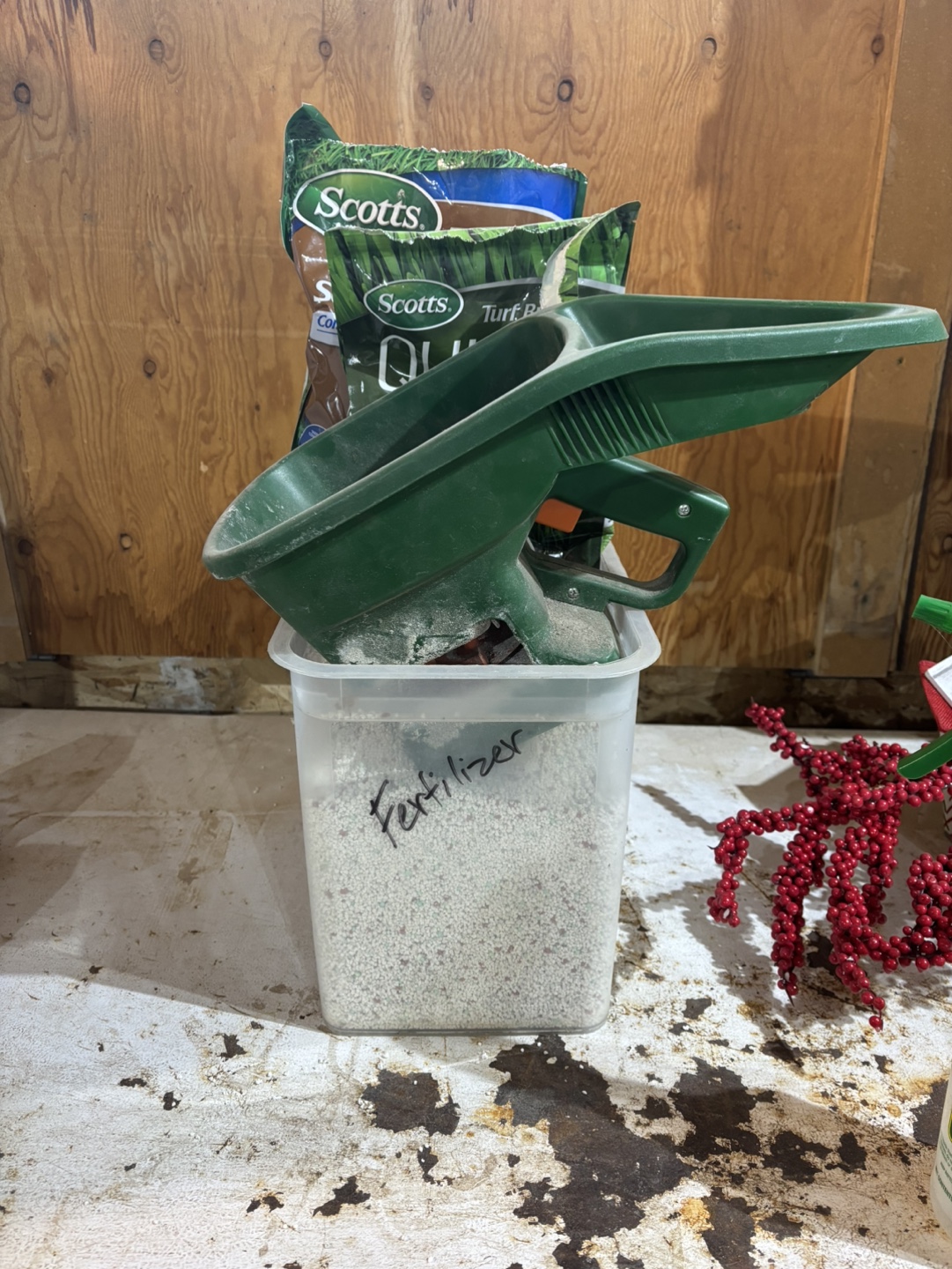 Scotts Turf Builder Fertilizer Spreader with Fertilizer