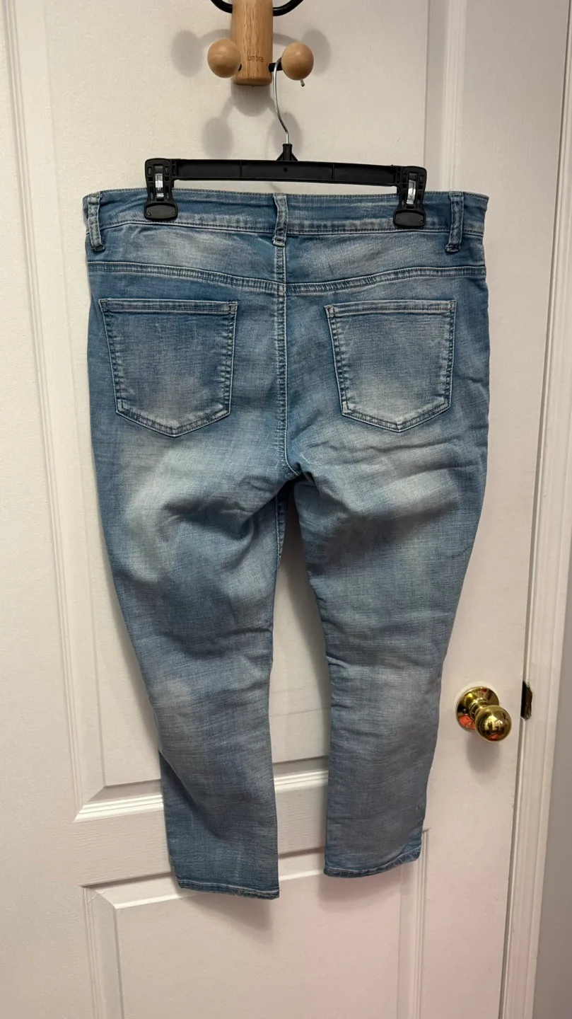 Women's Light Wash Jeans image indicator(3)