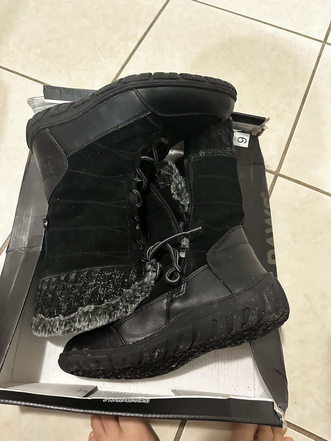 Women's Size 9W Black Winter Boots