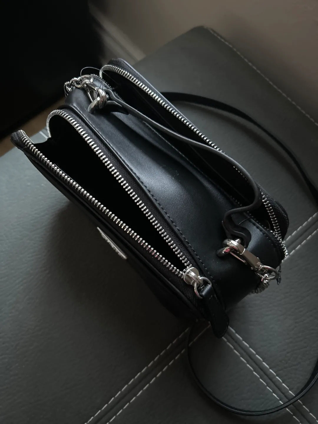 GUESS Los Angeles Black Quilted Crossbody Bag image indicator(2)