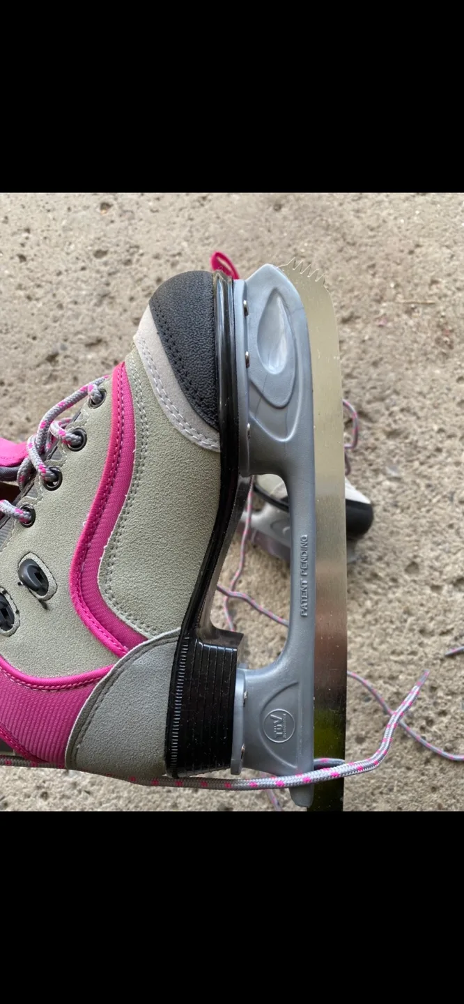 CCM Girls skates size 3 image indicator(3)