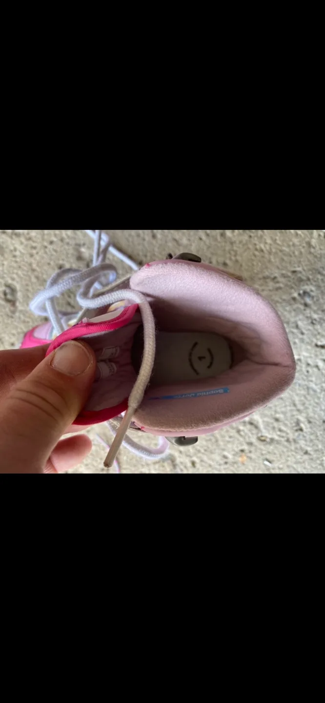 CCM Girls skates size 1 image indicator(2)