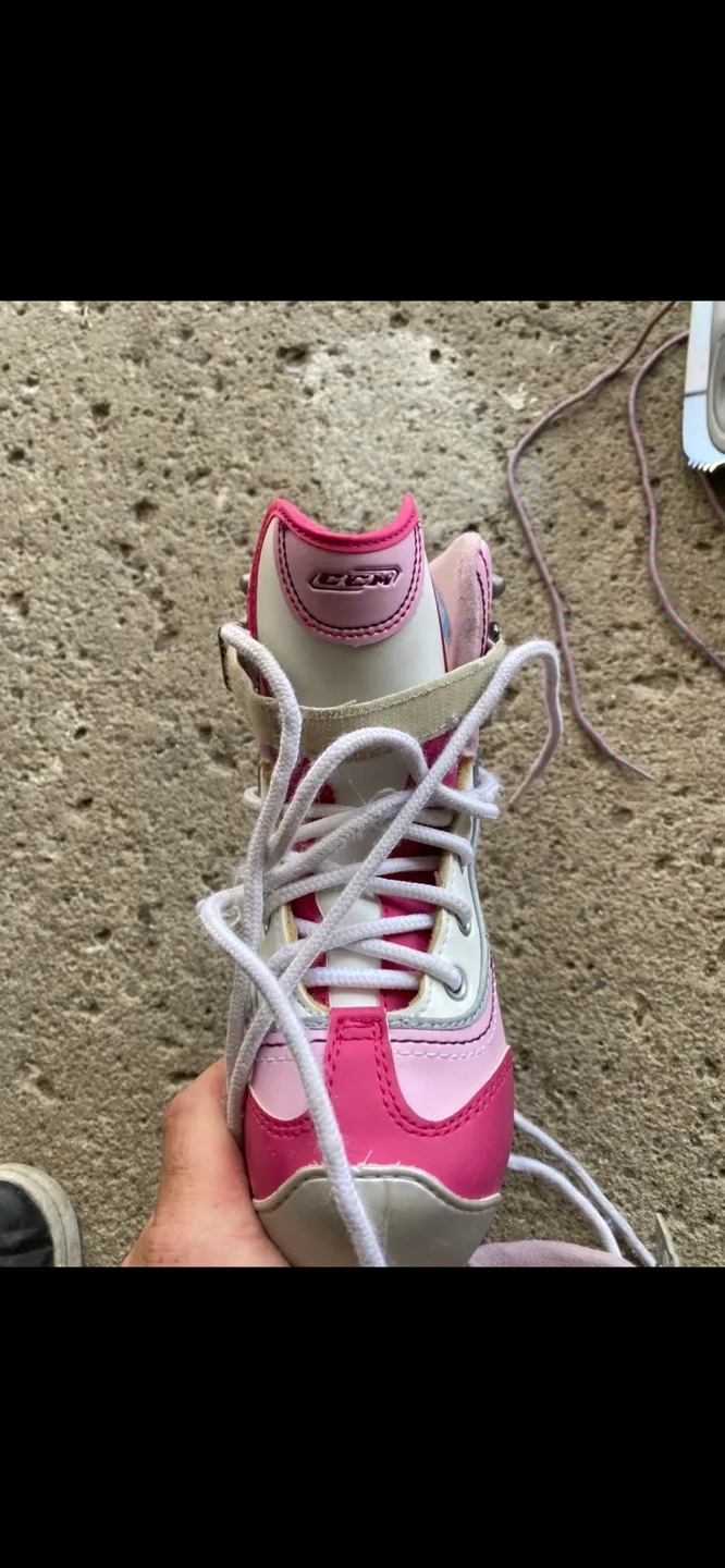 CCM Girls skates size 1 image indicator(4)