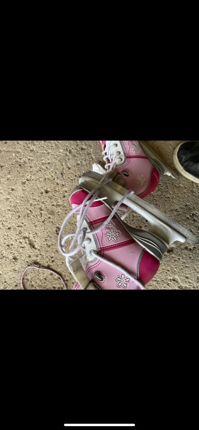 CCM Girls skates size 1 image indicator(3)