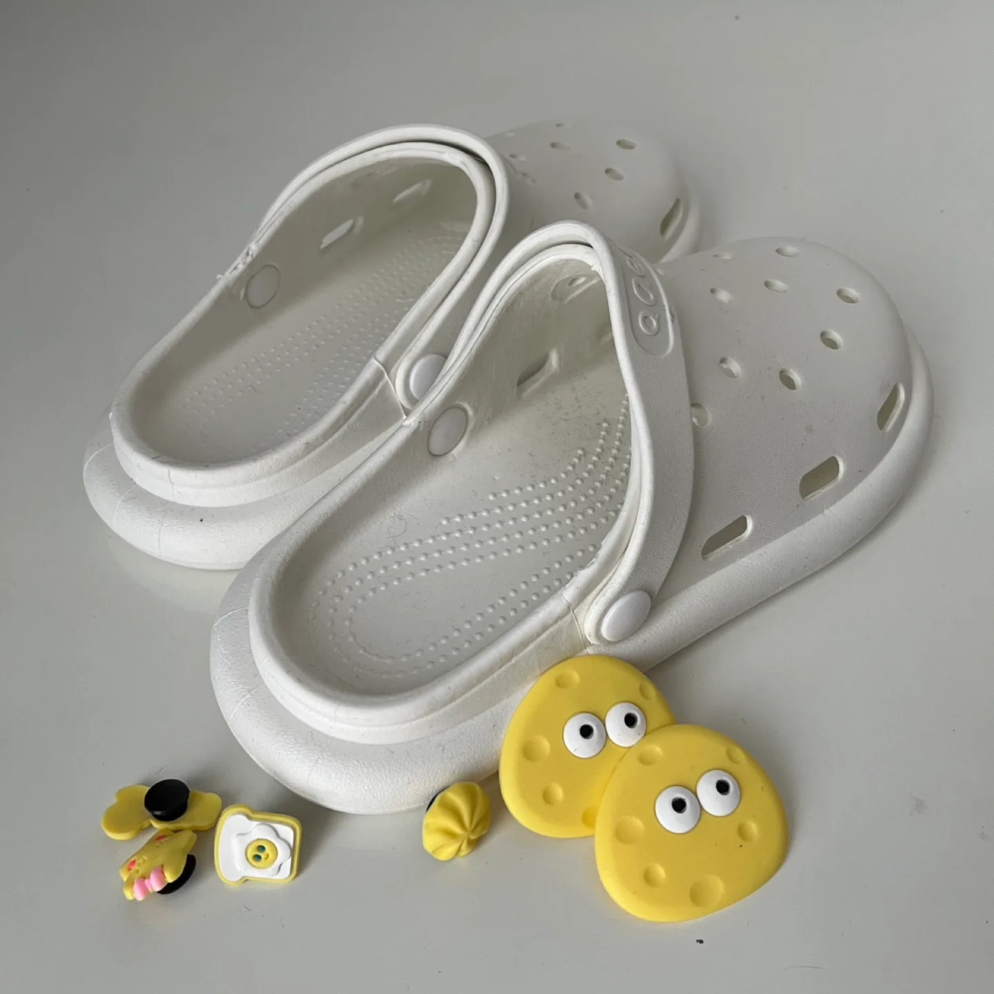 Crocs-style plastic slippers, white image indicator(2)