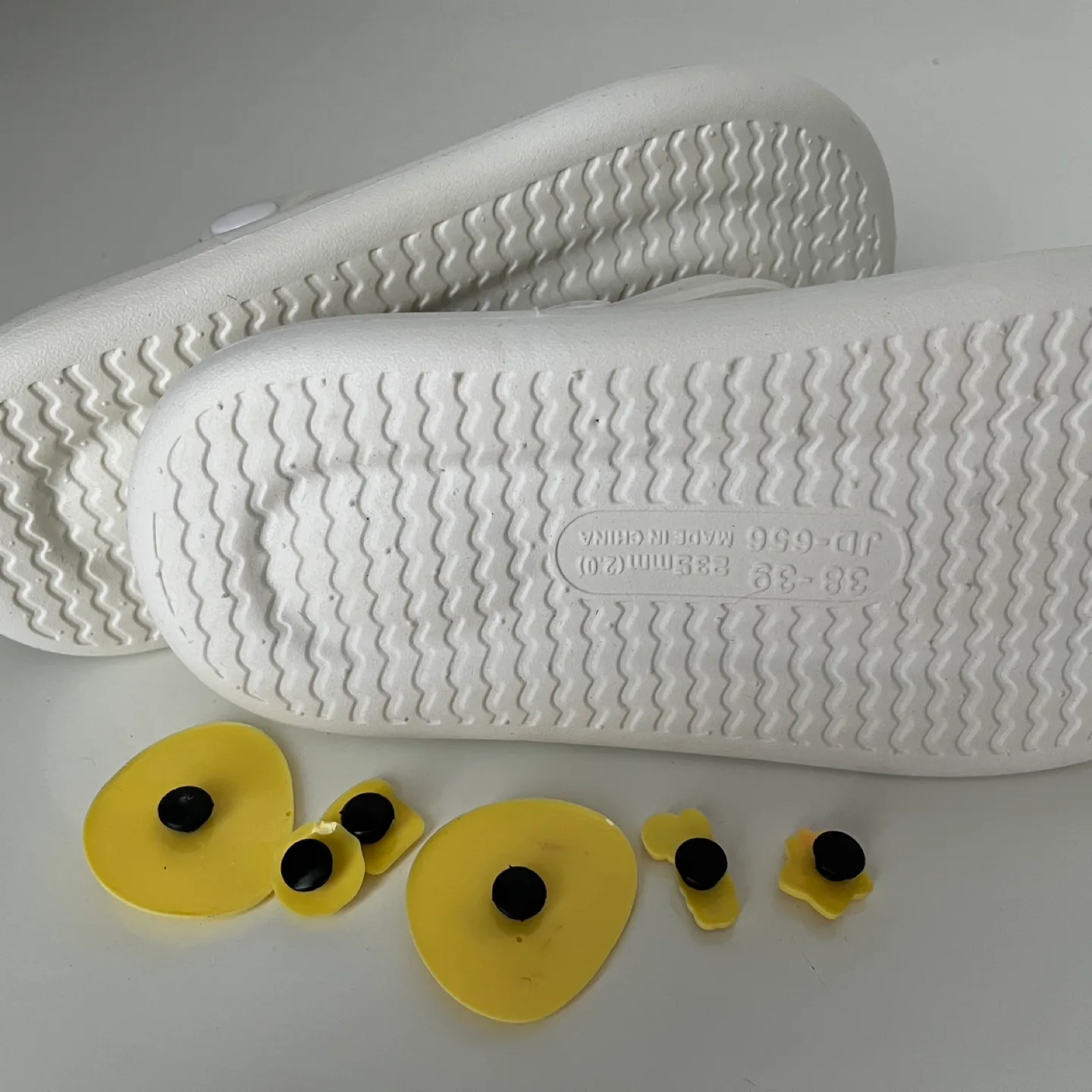 Crocs-style plastic slippers, white image indicator(3)