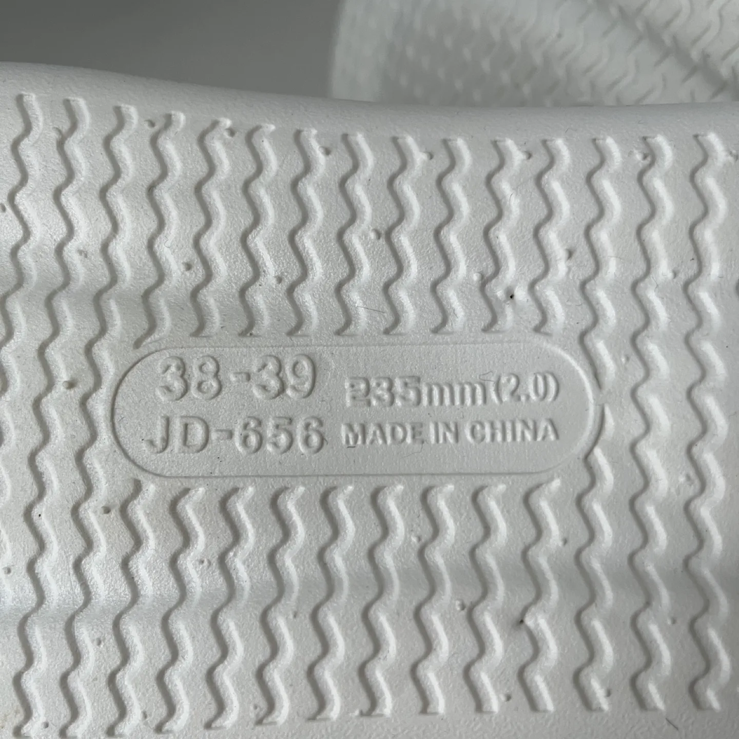 Crocs-style plastic slippers, white image indicator(4)