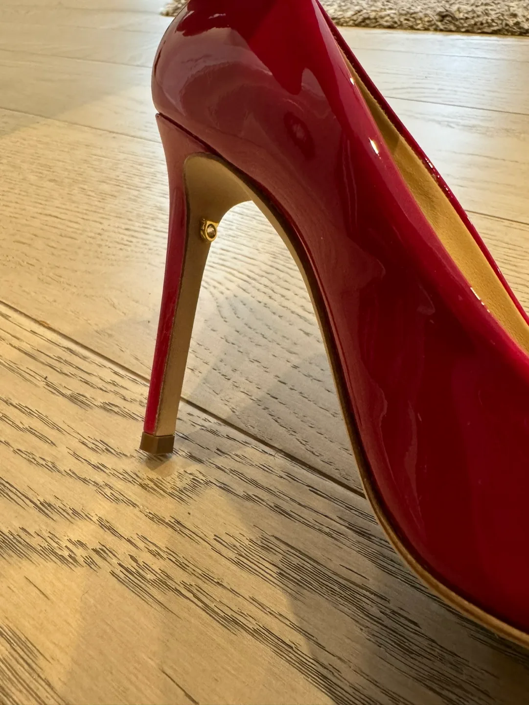 Salvatore Ferragamo fuchsia patent leather pumps image indicator(7)