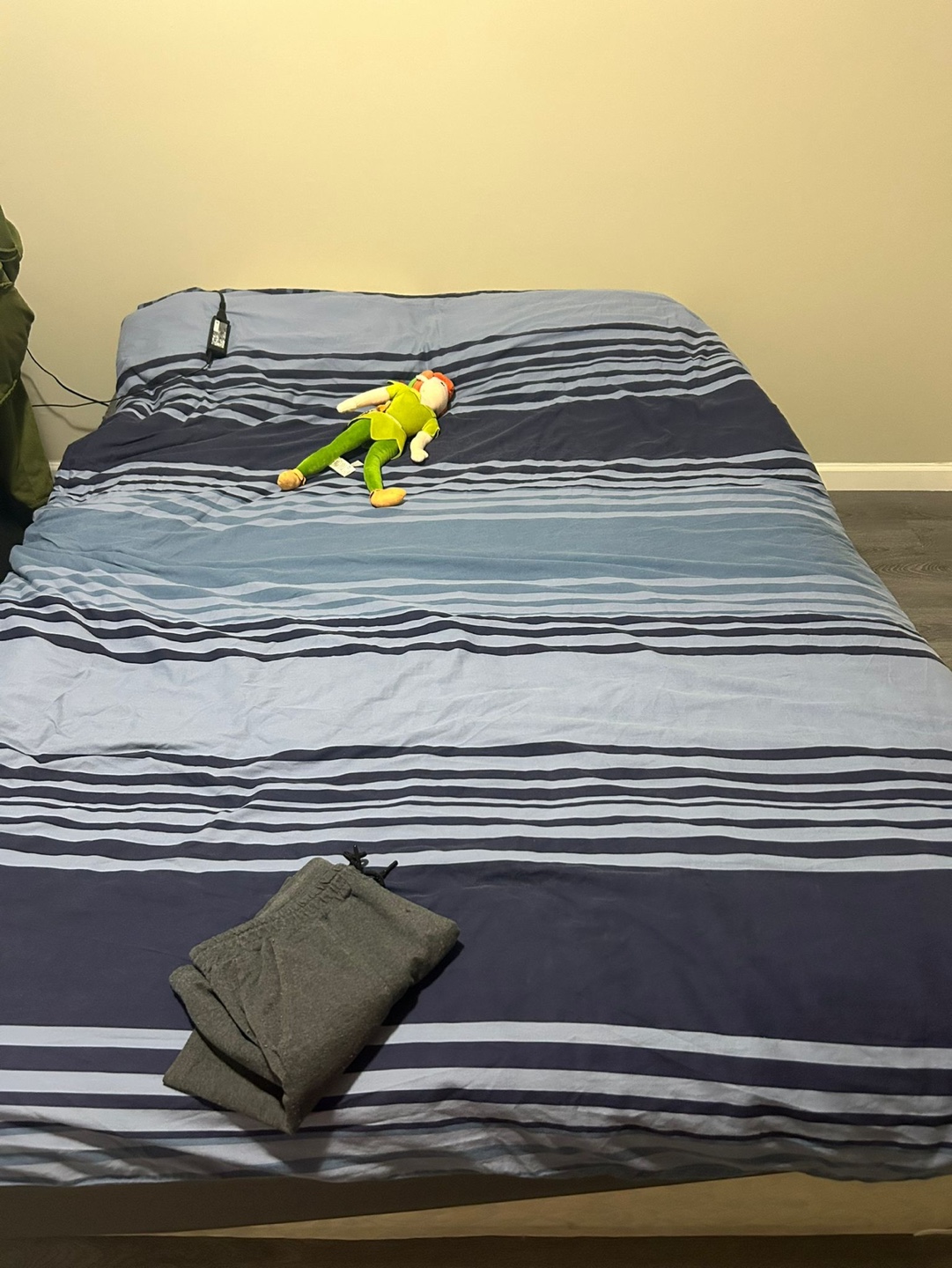 Queen Size Bed with Mattress - photo 3