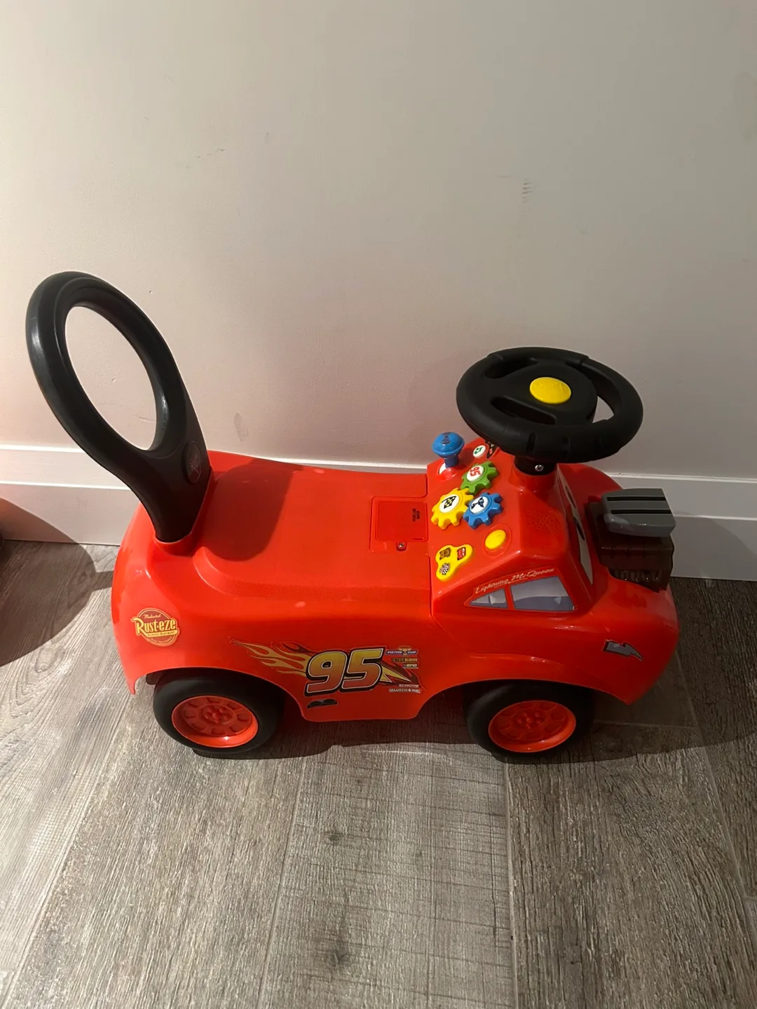 Disney Pixar Cars Lightning McQueen Ride-On Toy image indicator(2)