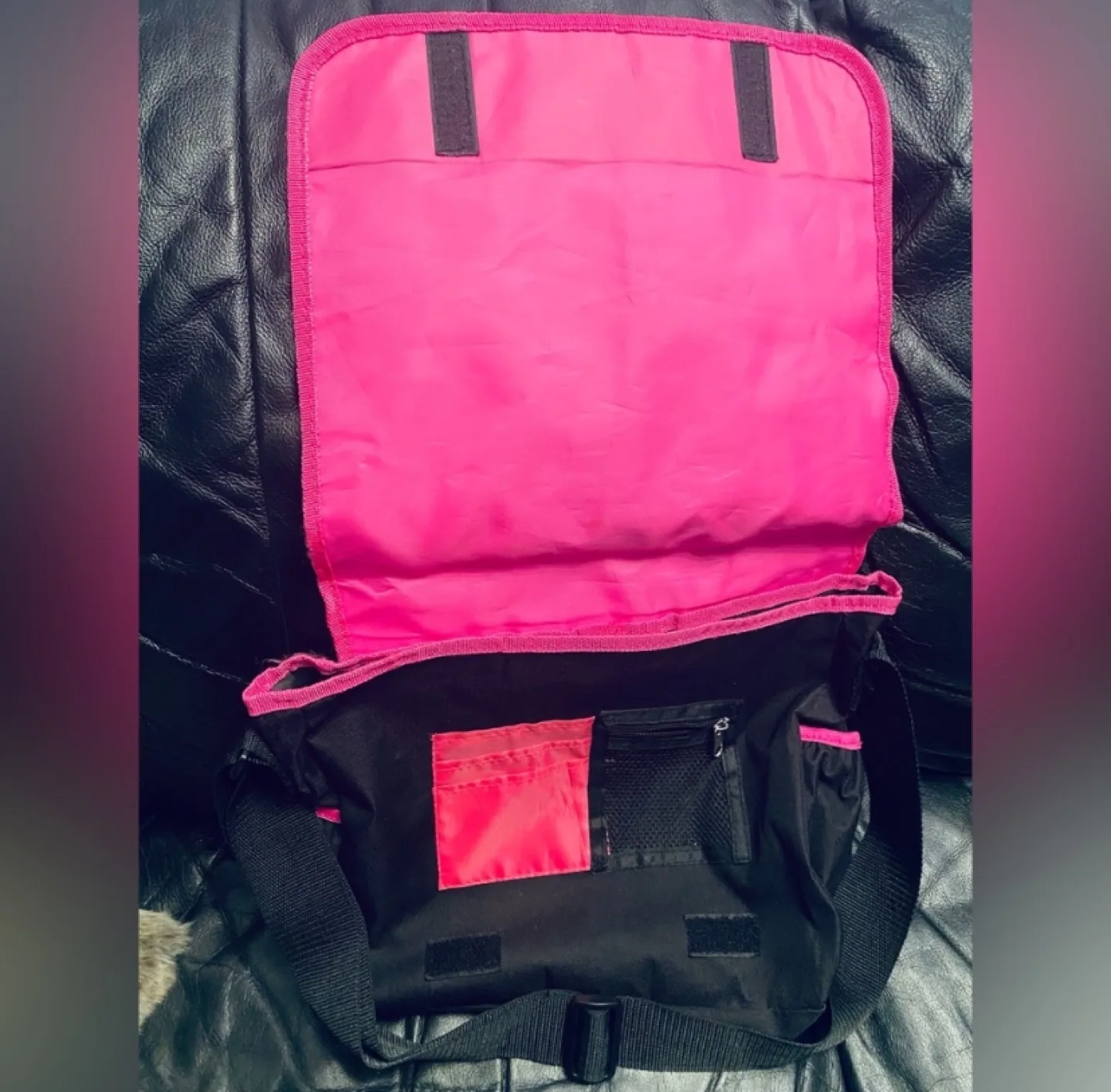 Hello Kitty Messenger Bag image indicator(2)