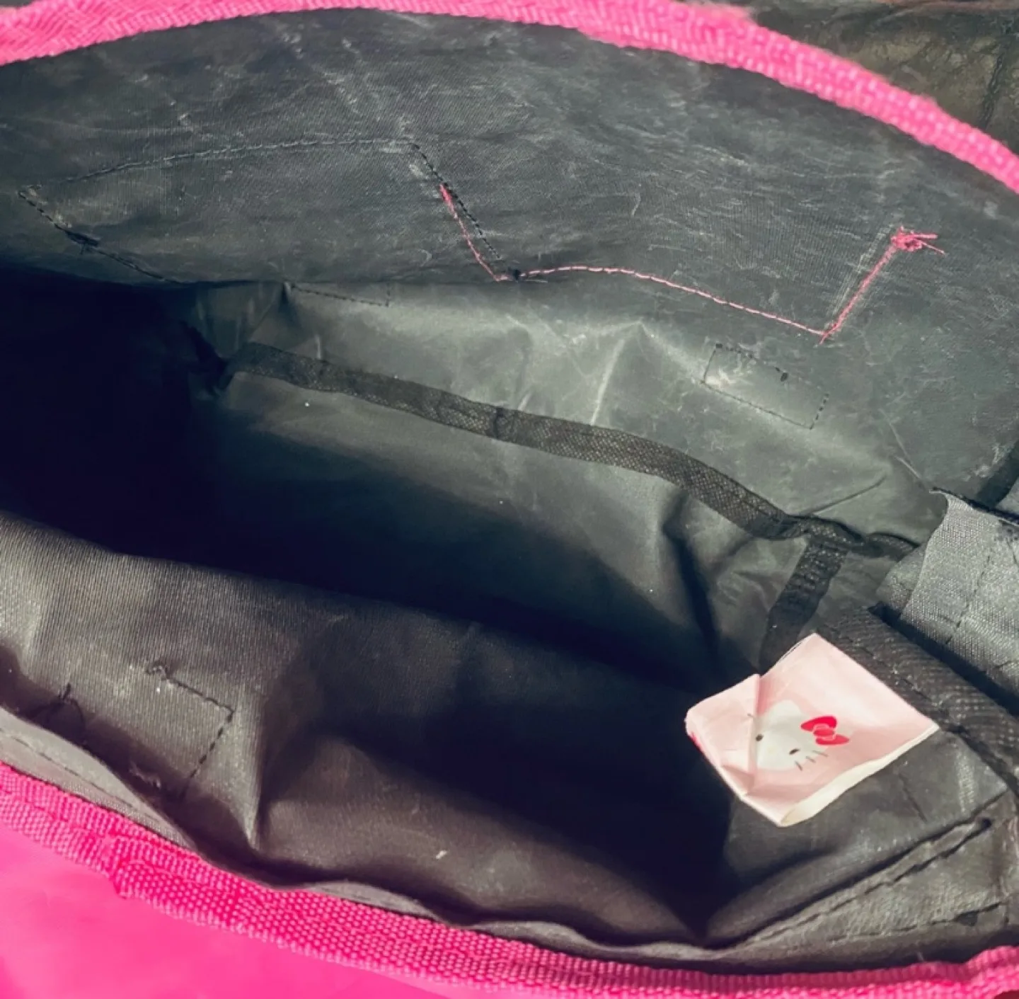 Hello Kitty Messenger Bag image indicator(3)