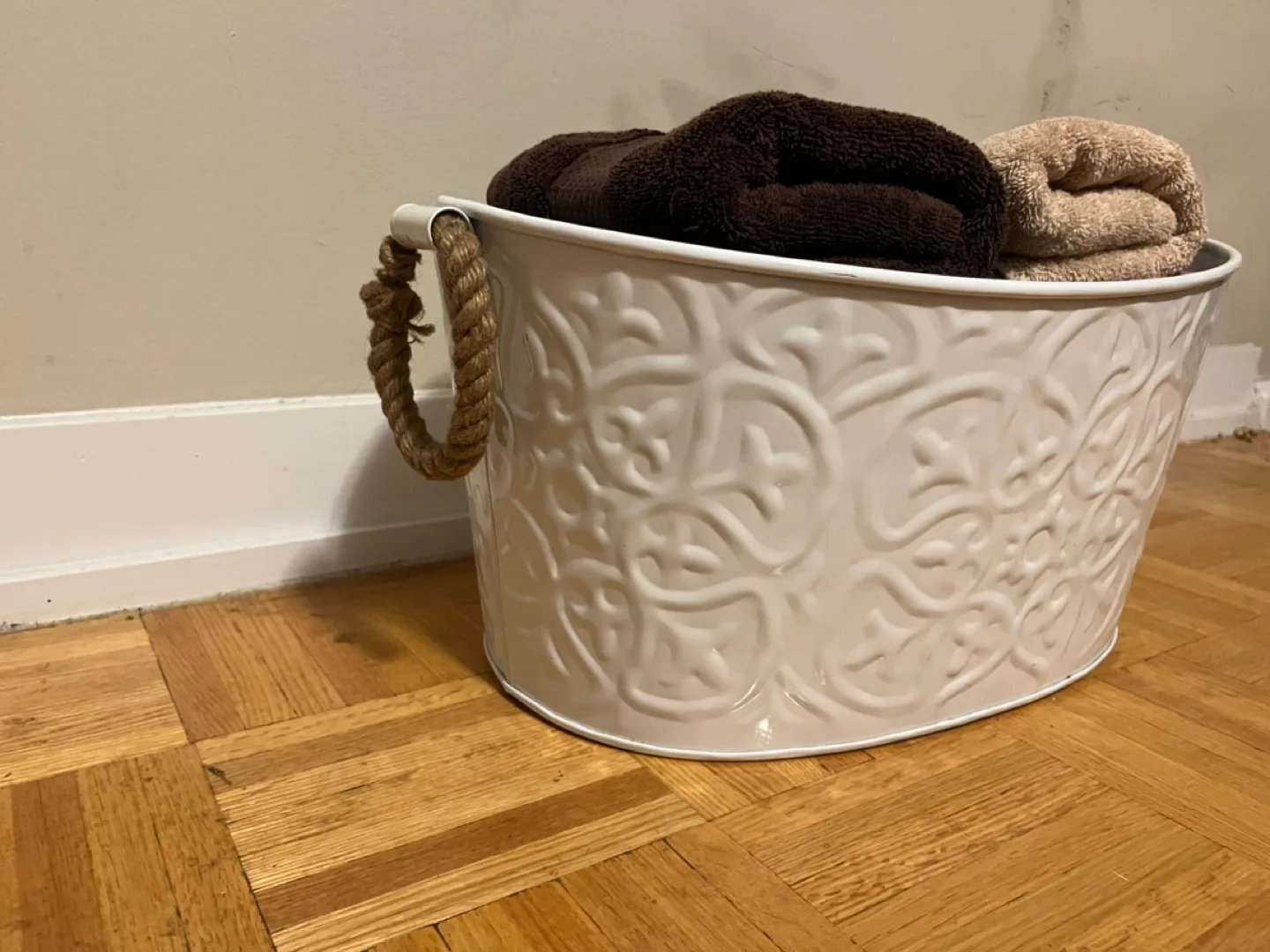 White Metal Oval Laundry Basket with Rope Handles image indicator(2)