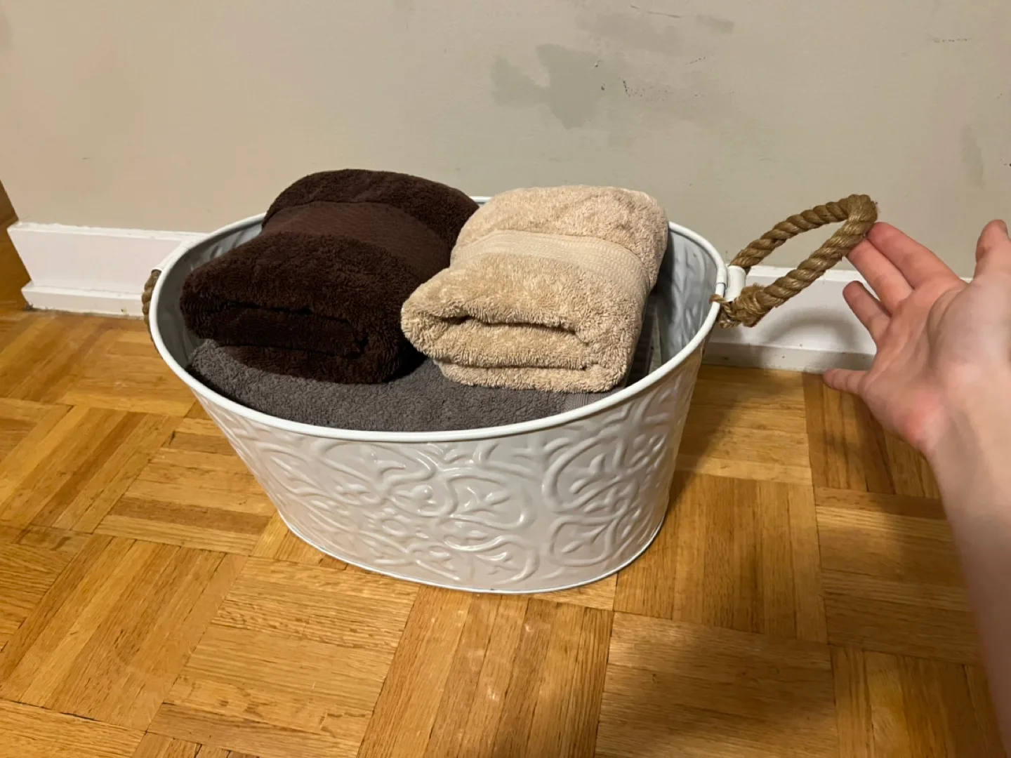 White Metal Oval Laundry Basket with Rope Handles image indicator(4)