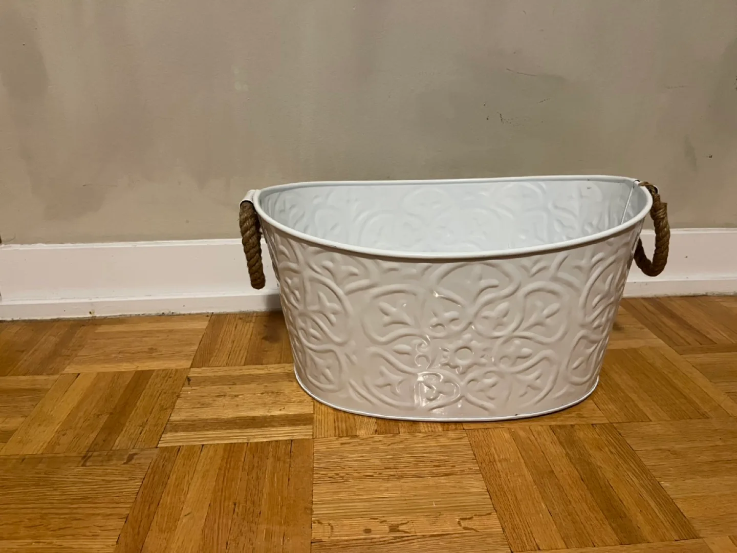 White Metal Oval Laundry Basket with Rope Handles image indicator(3)