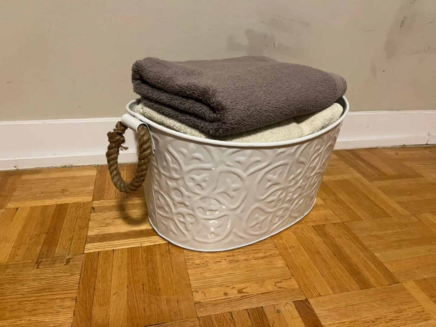 White Metal Oval Laundry Basket with Rope Handles image indicator(5)