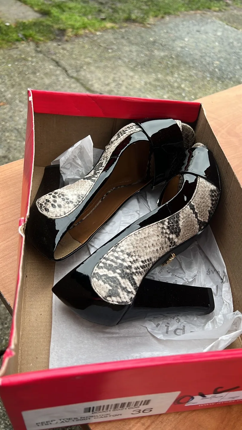 Ávida Women's Snakeskin Peep-Toe Heels image indicator(2)