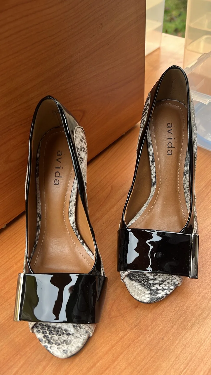 Ávida Women's Snakeskin Peep-Toe Heels image indicator(5)