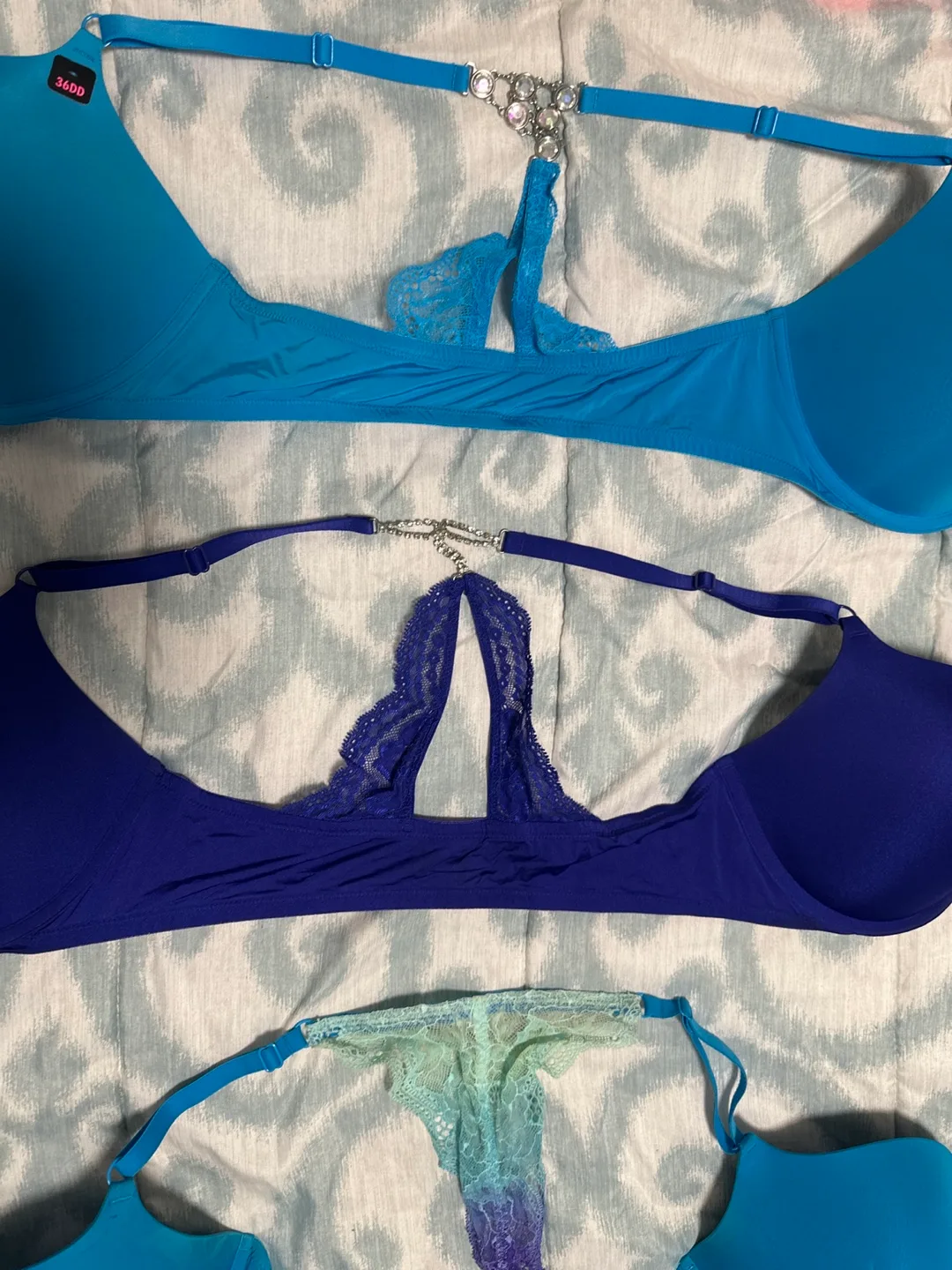 Seven bras Victoria's Secret bras - bundle image indicator(4)