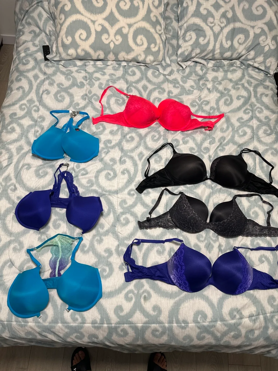 Seven bras Victoria's Secret bras - bundle image indicator(8)