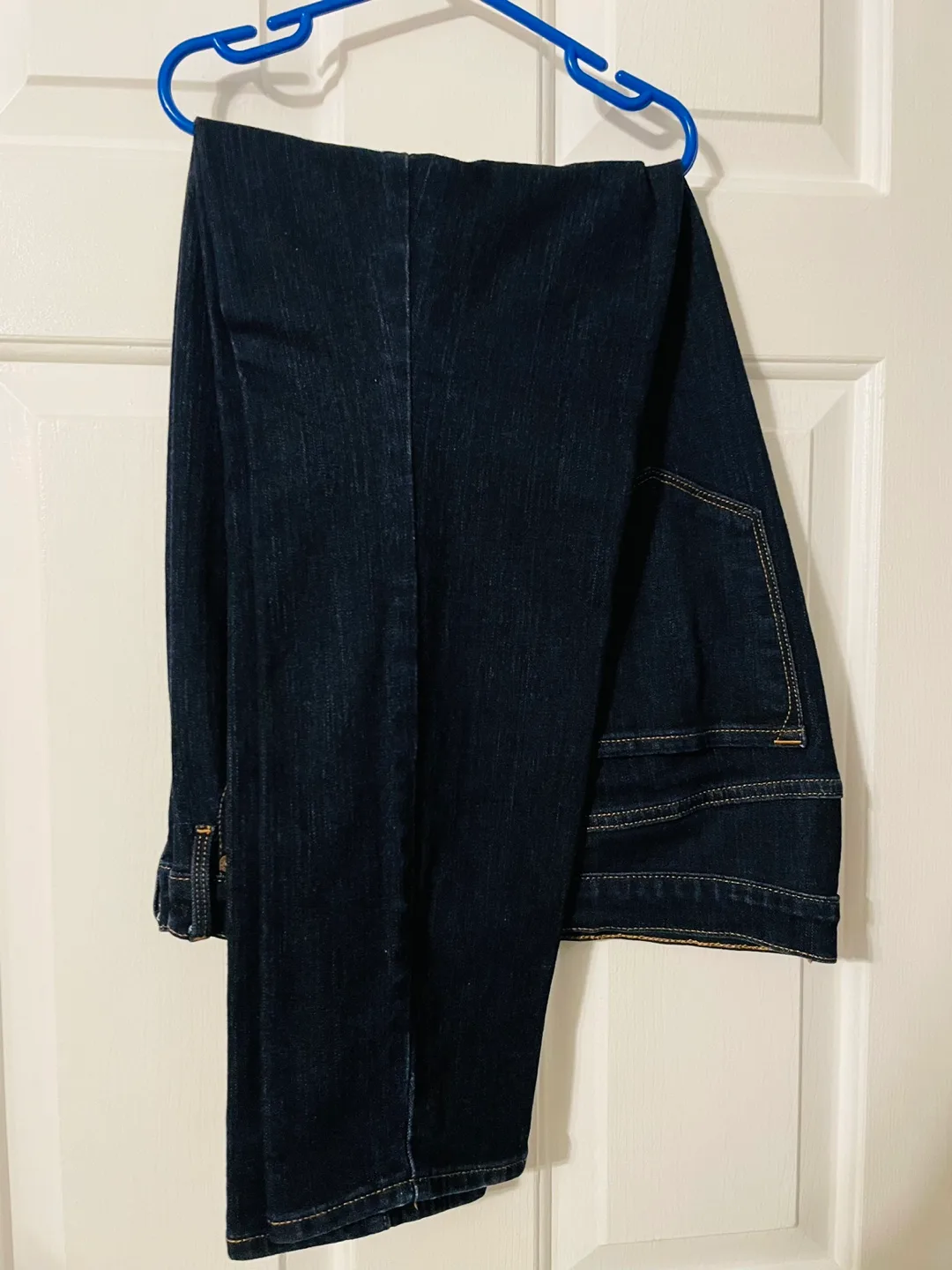 Women's Dark Wash Skinny Jeans image indicator(3)