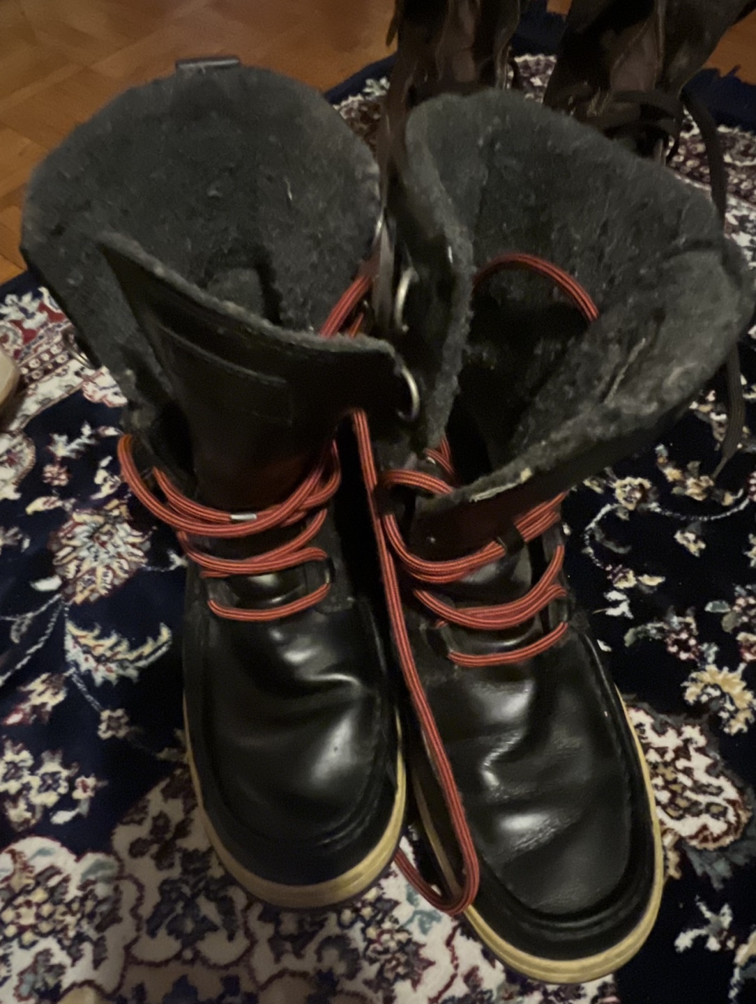 UGG snow booth n Sorel snow booth - photo 3