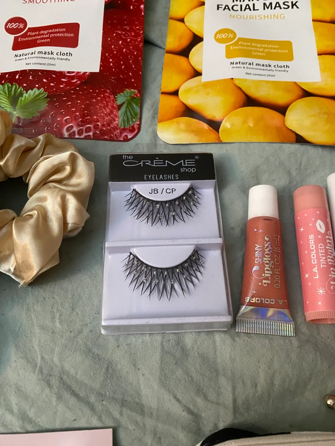 Skincare and makeup bundle image indicator(4)