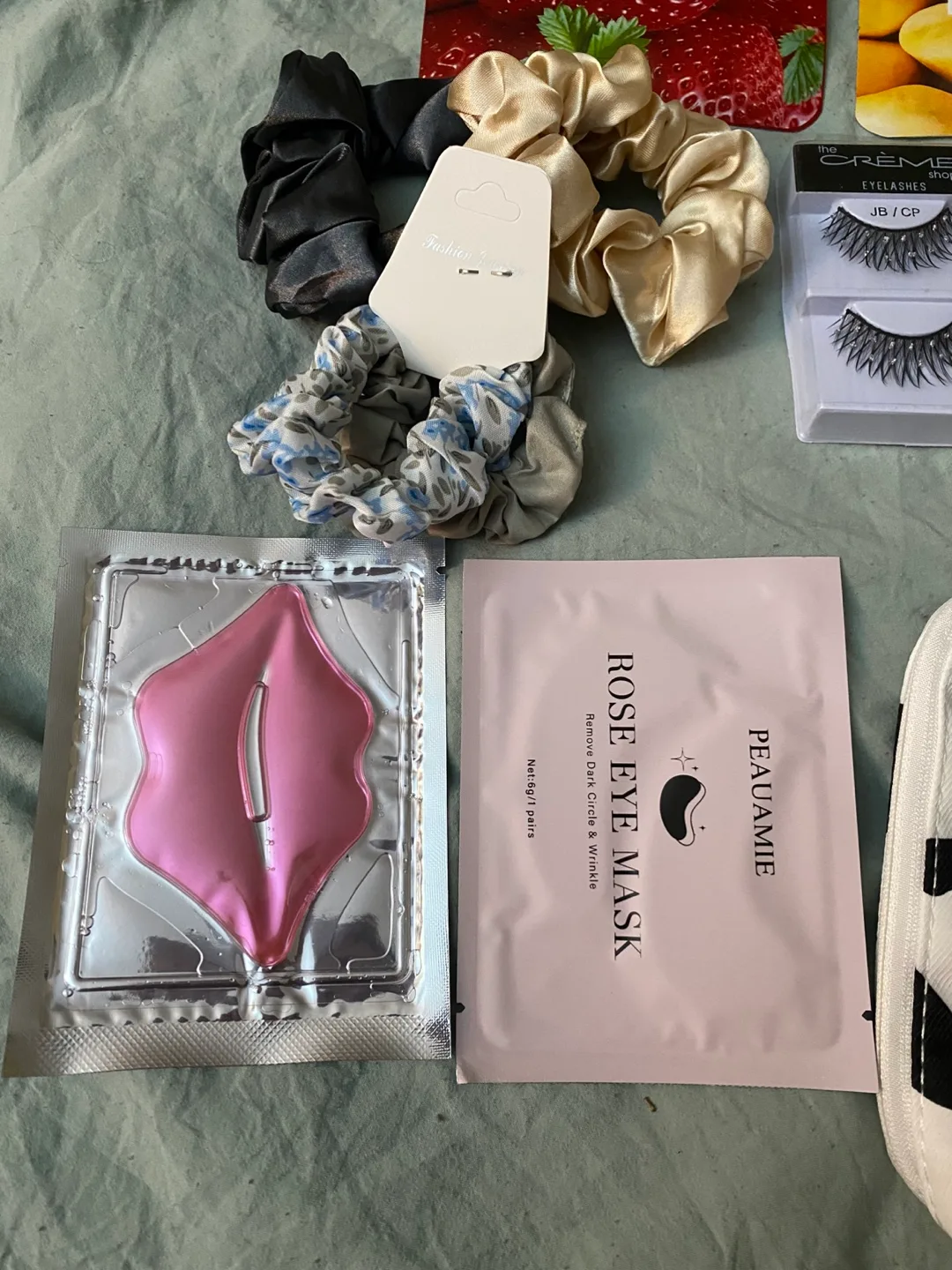 Skincare and makeup bundle image indicator(2)