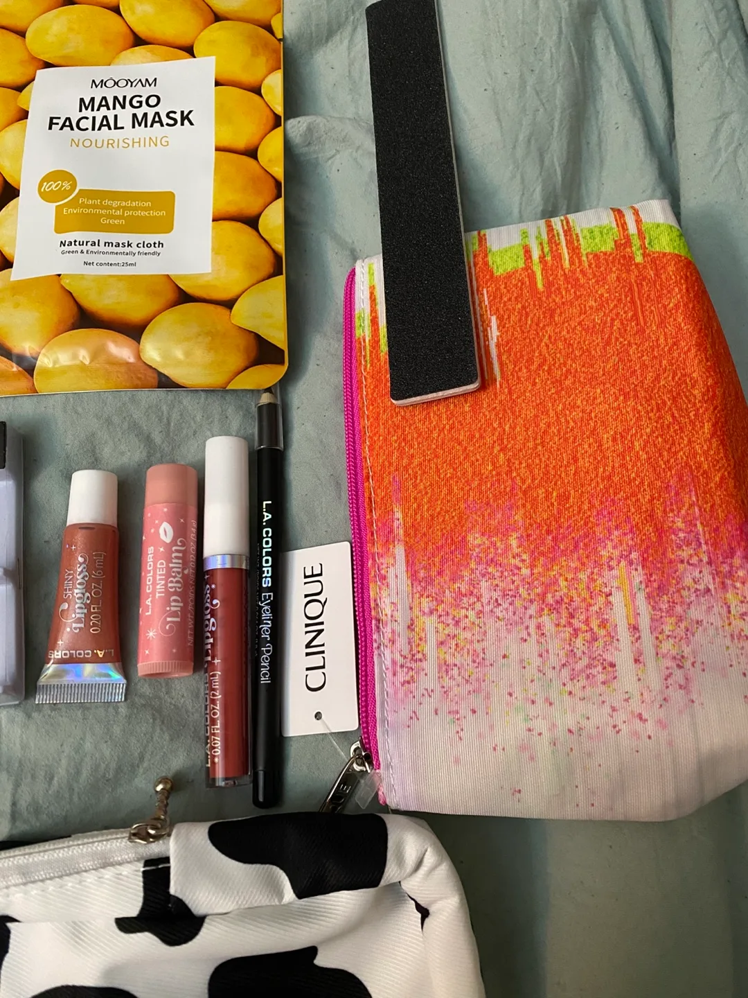 Skincare and makeup bundle image indicator(3)