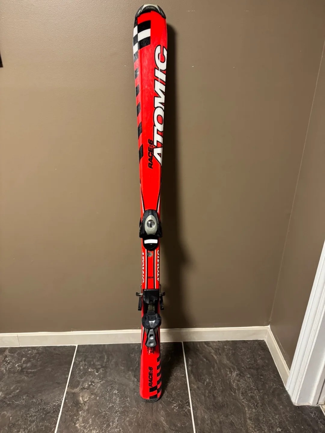 Atomic Race 6 Skis with Bindings and a pair of polls image indicator(2)
