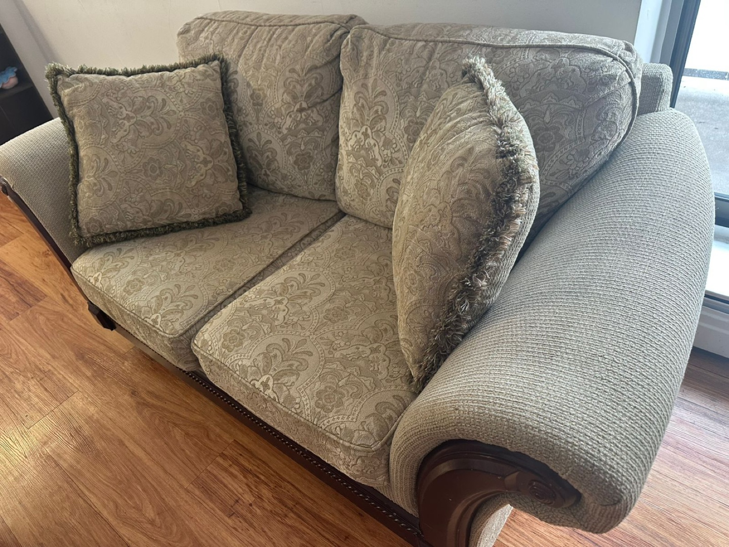Beige loveseat with wooden arms - photo 2
