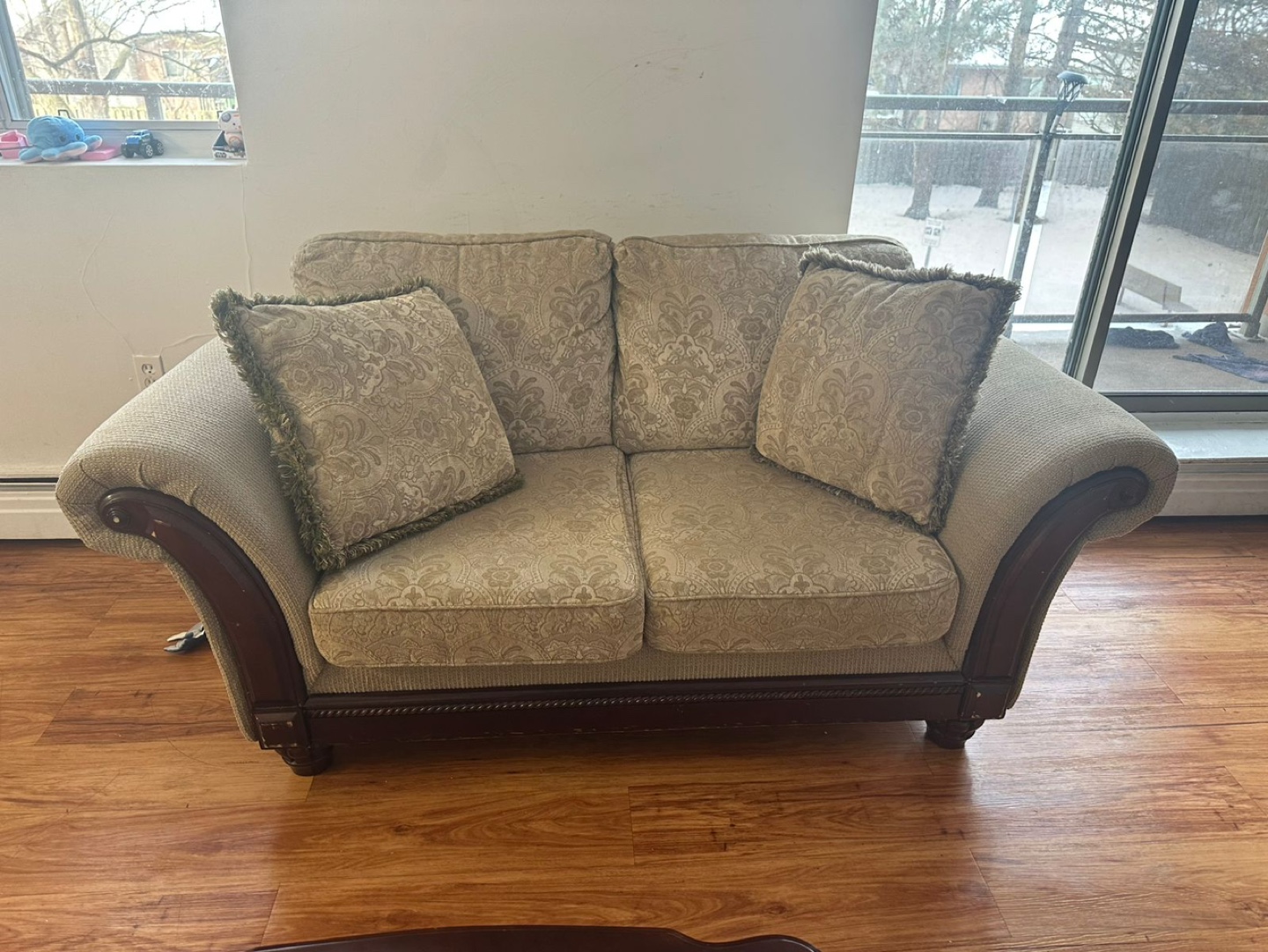 Beige loveseat with wooden arms - photo 3