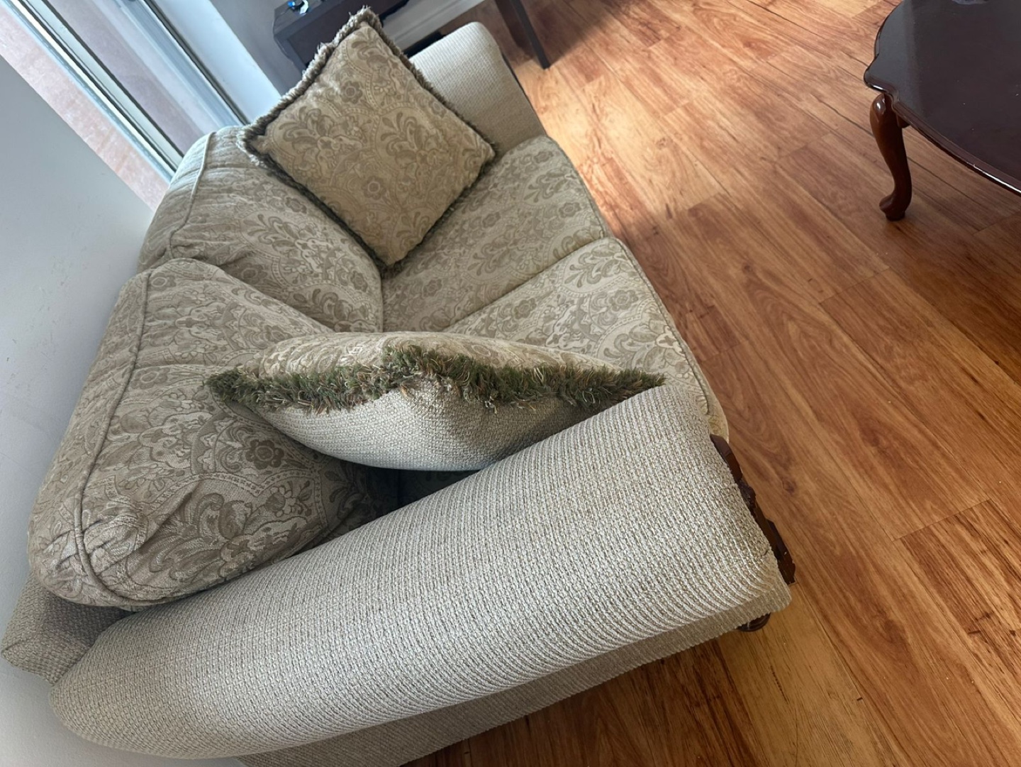 Beige loveseat with wooden arms - photo 4